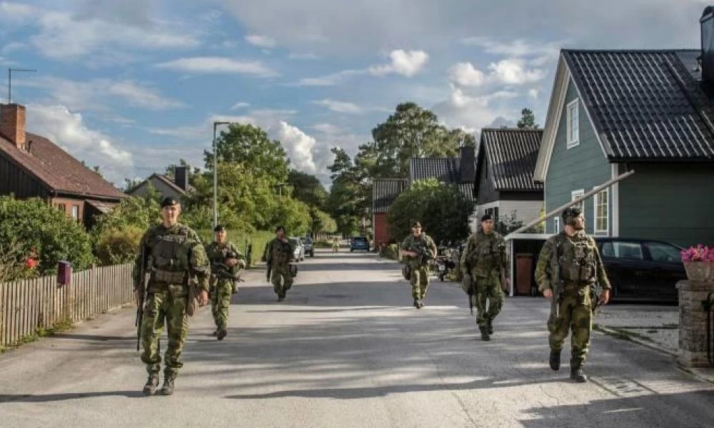 Η Σουηδία "εισβάλλει" σε τουριστικό νησί δια τον φόβον των Ρώσων 